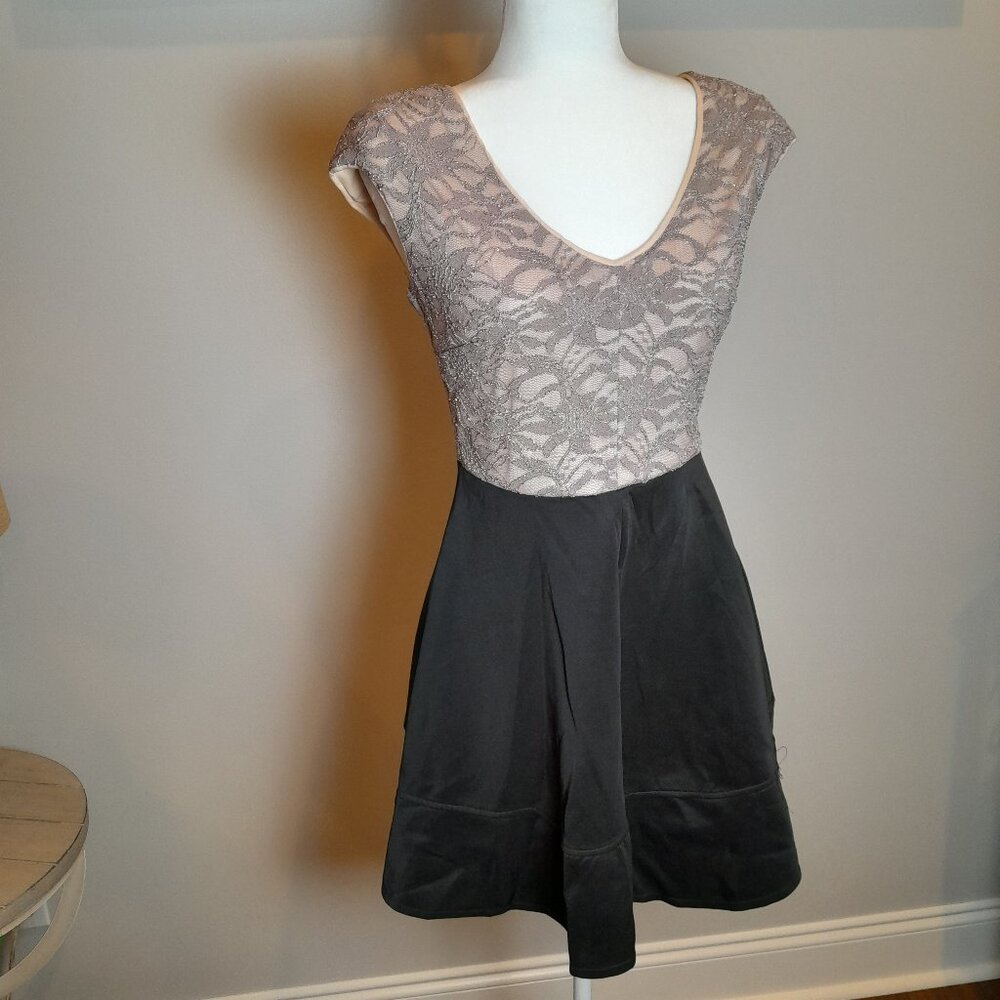 EMERALD SUNDAY Taupe Lace & Black Dress Size Medium